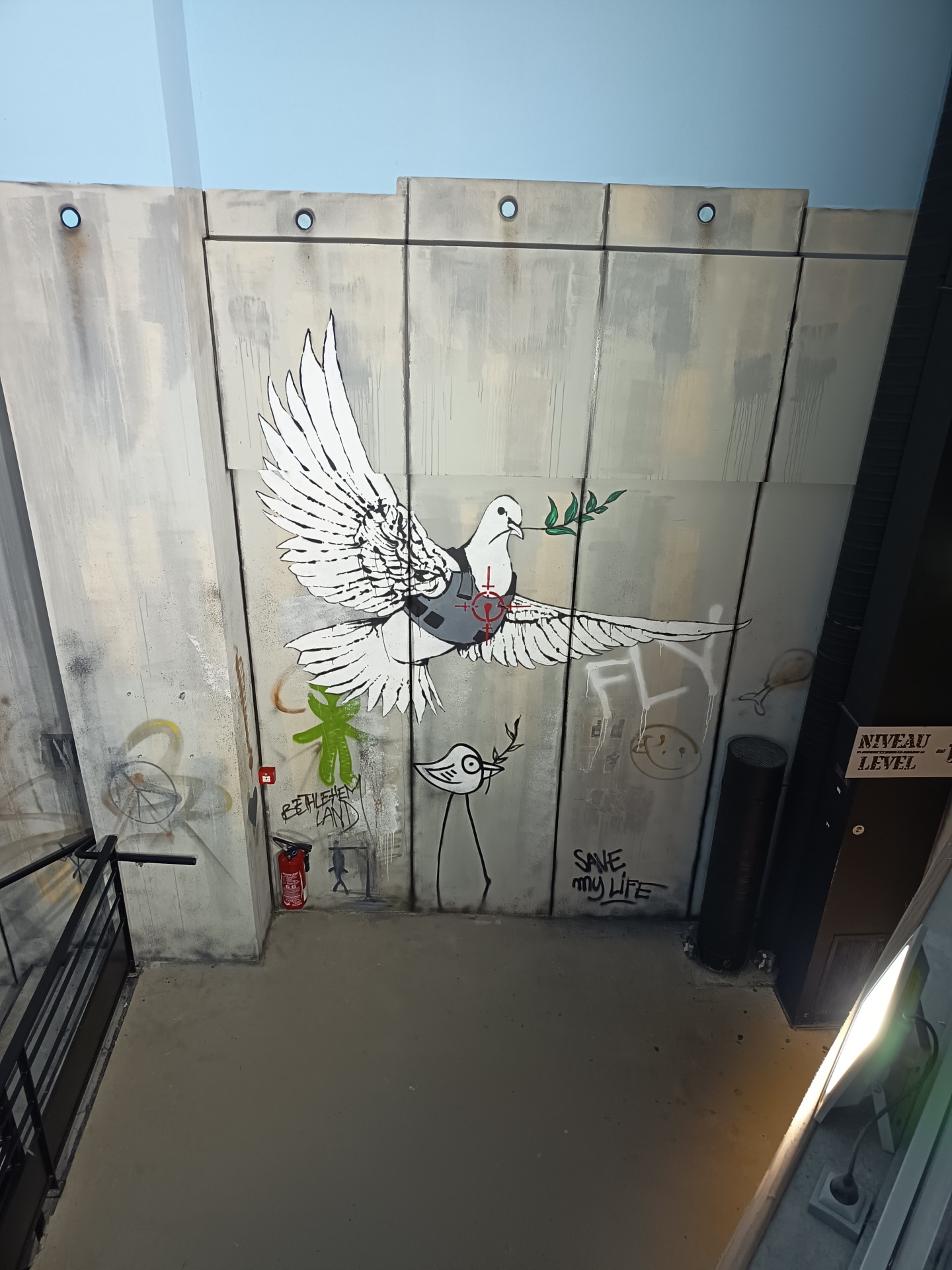 La colombe sous les balles musée banksy paris